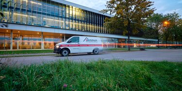 bösch Kundendienst-Auto fährt schnell auf der Straße neben der Firmenzentrale | © © Walter Bösch GmbH & Co KG, Lustenau